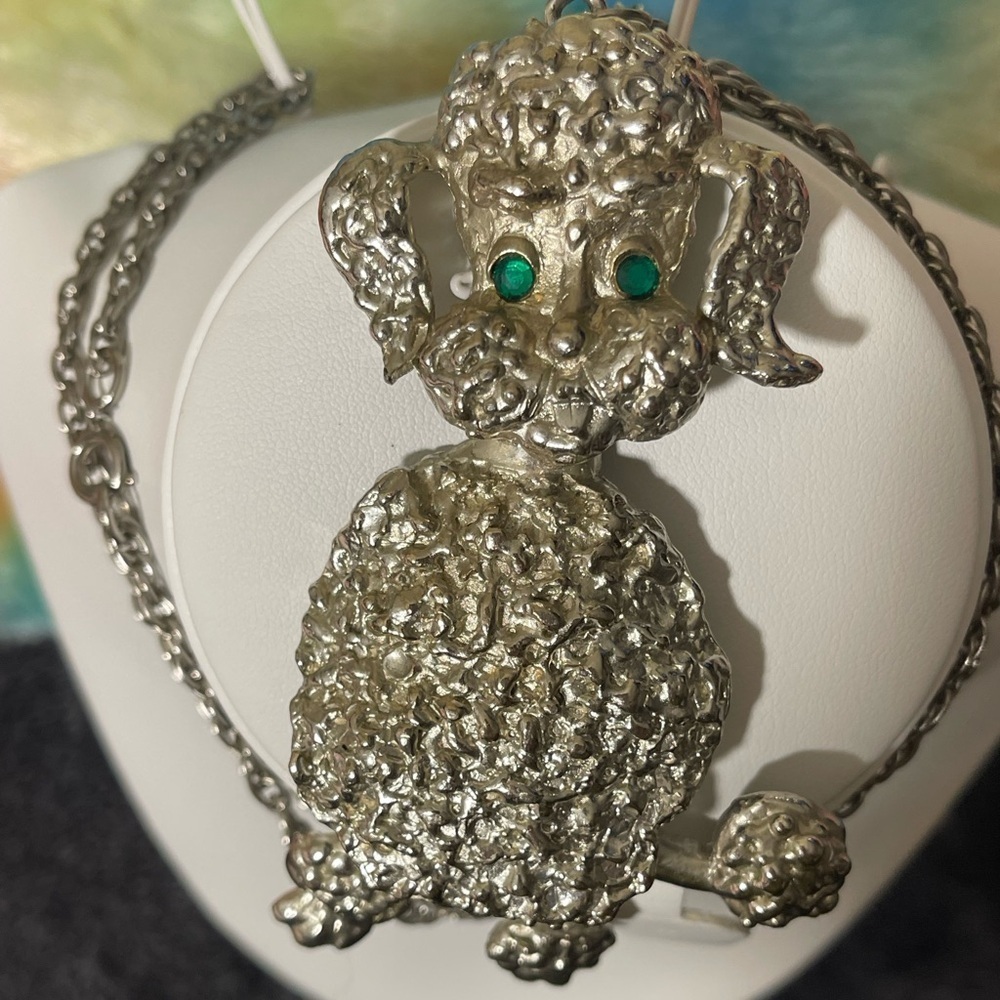 🐩 1950s Vintage Poodle Articulate Pendant Necklace Silver with Green Gem…​​ - Picture 6 of 11